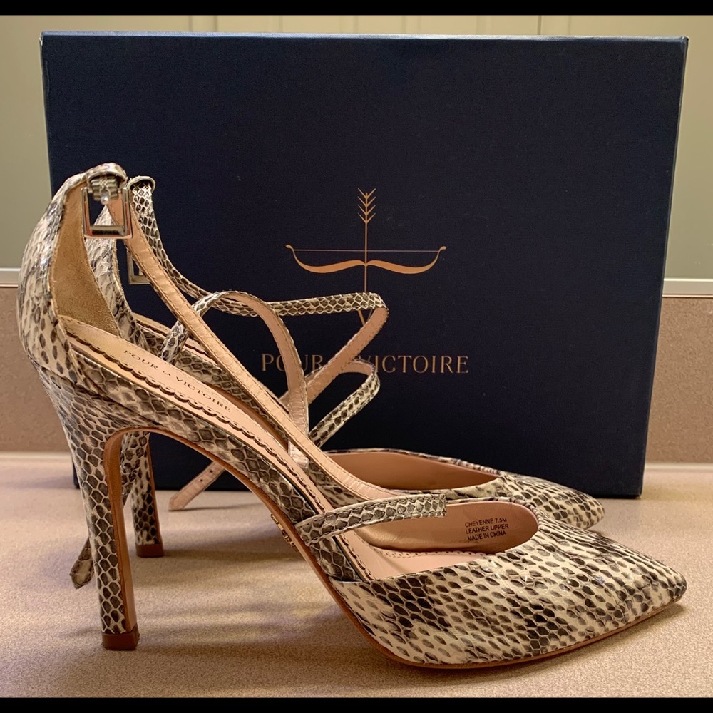 Pour la Victoire Snake pumps.